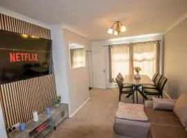 3 Bed Home - Sleeps 8 - Stoke City fc - Parking