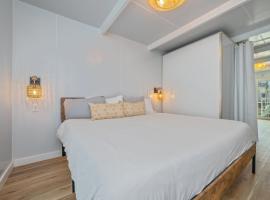 Stunning Floating House with Pool Access, hotell i Fort Walton Beach
