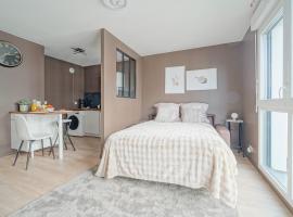 Proche Métro 5 et tram, parking, résidence neuve, hotel in Bobigny