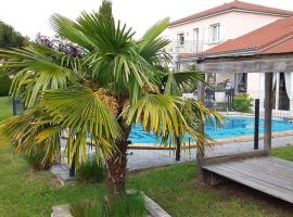Les Etoiles du mont d'Uzore, hotel con alberca en Chalain-dʼUzore