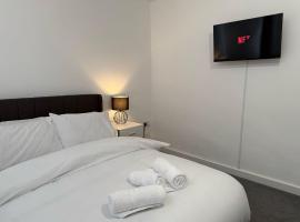 House - Sleeps 8 - Parking - WiFi, hotel i Bridgend