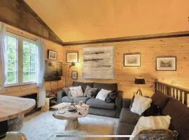 Authentic mountain cabin with river at 900m lake