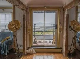 Quirky Apt - Sleeps 6 - Coastal Area - Parking