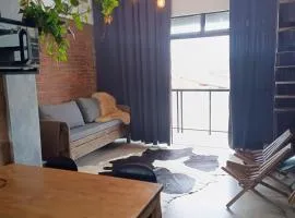 loft charmoso com lareira, a beira mar