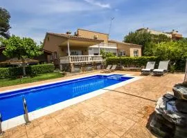 Nature, pool, tennis, aircon only 15 minutes to Barcelona!