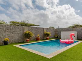 SPECIAL OFFER !! 7 min to Beach - Newly-Renovated Modern Luxury Home, hotel in Paradera