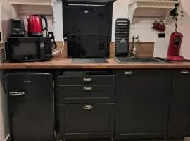 Studio, Le Petit parisien- Bienvenue -Netflix- Terrasse