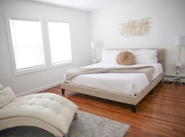 Cozy Near Boston with Outdoor Space, hotel in Everett