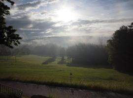 Idyllisches Häuschen im Grünen, family hotel in Waidhaus