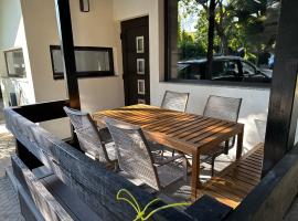 Family Holiday Home in Terme Čatež, hotel con alberca en Čatež ob Savi