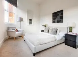 Modern City Centre Apartment - Sleeps 4 - ideal for families, couples & professionals