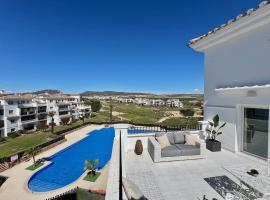 Stunning penthouse with beautiful golf views, hotel in Sucina