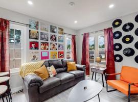groovy apartment in the heart of the city, hotel in Denver
