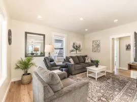 Flying Colors Cottage Walk to Downtown