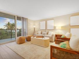 Stylish 2BR, 2BA Apartment with Balcony & Pool - Just Steps from the Beach, hotel v destinaci Boca Raton