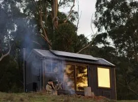 Off-Grid Cabin Surrounded by Nature - Hot Tub - Arlo