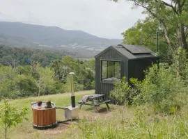 Off-Grid Cabin Surrounded by Nature - Hot Tub - Banjo