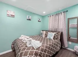 Tiny & Chic Heights Hideaway with Free Parking