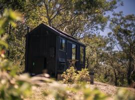 Remote Off-Grid Cabin Hidden in the Bush - Yen，Mangrove Mountain的木屋