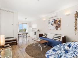 Quay's Cabin - Absolute Beachfront with Views, khách sạn ở Callala Beach