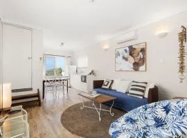 Quay's Cabin - Absolute Beachfront with Views