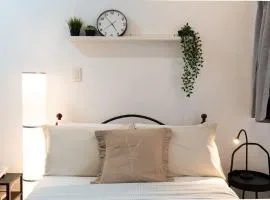 Comfy Greenbelt Suite - Fiber Wifi & Free Pool