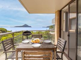 Intrepid 12 right on the beachfront, hotel in Shoal Bay