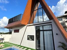 Cozy Modern A-Cabin in Tagaytay, chal&eacute; alpino em Tagaytay