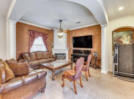 Upscale Triplex with Pool Access in Riverside!, hotel in Riverside