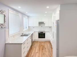 32 Degrees South, 40 Government Rd - Pet Friendly, Linen, Air Con, WiFi, hotel in Shoal Bay