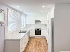 32 Degrees South, 40 Government Rd - Pet Friendly, Linen, Air Con, WiFi