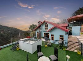 The Summer House Kasauli I Serviced Villa I 4 Bedroom Villa l Party & Music I Sky Bonfire I Managed By Exotic Stays, hotel v destinaci Kasauli