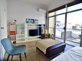 3-Bedroom Townhouse in Heart of Adelaide with Parking, hotel in Adelaide