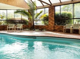 Pinnacle Holiday Lodge, hotel na may pool sa Halls Gap