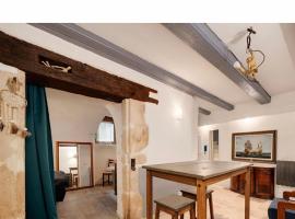 Rent big room with breakfast free in old city, hotel in Nancy