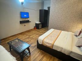 Garnet suites at omaxe enternity, hotell sihtkohas Chhatikara