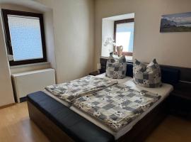 Großzügiges Haus in Moselnähe, hotel in Neumagen-Dhron