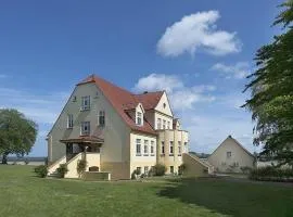 Ferienwohnung-6-direkt-am-Wasser-im-Gut-Grubnow-Ruegen