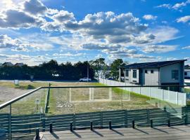 Brand new Lakeside cozy home, Hotel in Taupo Airport