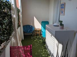 Appartement tout confort Résidence piscine 5 minutes de la plage Mèze, hotel i Mèze