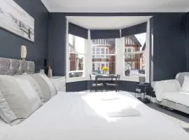 NEW! Central Studio, Free Parking, WiFi, 5 Min to Train Station