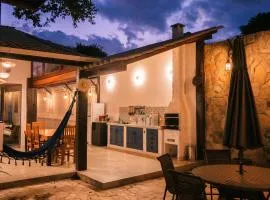 Villa Mykonos - Experiência Grega Exclusiva em Tiradentes - 5 Suítes de Luxo