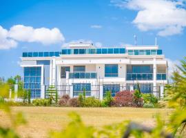 Ivory Mansion, a luxurious 5br Villa nestled on 3acres with stunning views in Nanyuki, hotel with hot tubs in Nanyuki