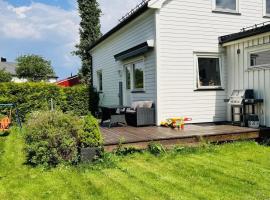 Beautiful spacious home w garden, hotel com banheiras de hidromassagem em Trondheim