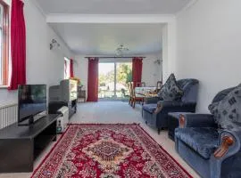 Lovely home in Ilford with parking