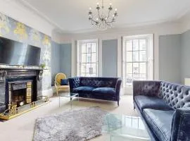 THE HOE, BEAUTIFUL 5-BEDROOM HOUSE, GARDEN, SECURE PARKING, SLEEPs 12