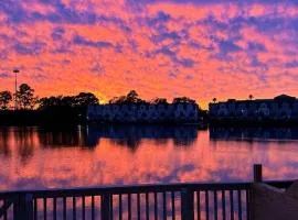 Sunset Serenity!!-Tropical Waterfront Oasis-Huge Private Patio-10Min to KingSt & Beaches