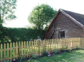 The Chalet is pet friendly on a farm near Malvern, hotel in Welland