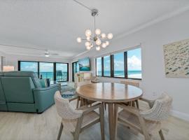 Corner oceanfront views with wrap around balcony located on the no-drive beach!、ニュー・スマーナ・ビーチのホテル
