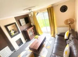 Doncaster - Hatfield - Great Customer Feedback - 2 Bed Semi Detached House - Private Garden & Parking 2 Cars - Quiet Cul De Sac Location - Dog Friendly - Fast Wifi - Close to Motorway Access